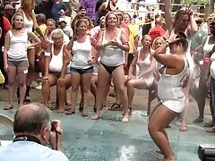 Una madura rubia pelicula polno con un sexy par de tetas es penetrada y follada