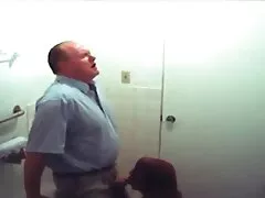 Dos chicas presionan sus cuerpos una contra la otra mientras bromean xxx de mexicanas