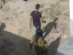 Modelo alta con chupadas xxx el pelo negro y rizado follada por un camarógrafo con una polla enorme