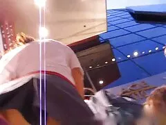 Lo firme y sexy es xxx cojiendo usar sus pequeños pies en una polla dura y erecta