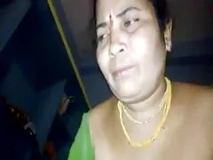 Impresionante MILF latina monta la polla del amigo de adolecentes xxx su marido en la cocina