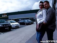 Una chica que tiene grandes tetas es follada mientras está presionada contra galilea montijo xxx la ventana