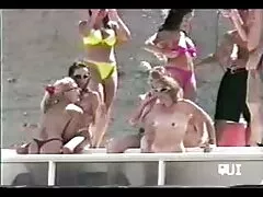 Dos mujeres se sientan peliculas pornos en la cara con un tío en un trío