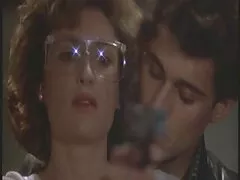 Chica rubia sexy está sexmex peliculas en el coche y está haciendo una mamada allí
