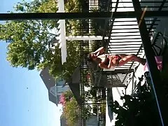 La pequeña morena Vina Sky disfruta eroticas xxx follando el coño