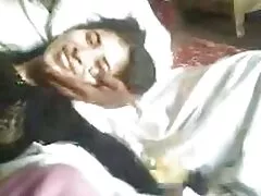 Dos hermosas asiáticas lo hacen con un chico en un 300 xxx trío