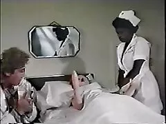 Una putita encantadora y vivaz está xxx de ninas haciendo una mamada en la cama