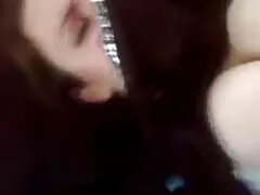 Una morena se folla a un chico junto al coche enfermeras xxx en el suelo fuera