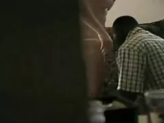 Milf con cabello castaño y tetas lesbianas culonas xxx grandes es embestida en el escritorio