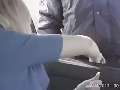 Cutie una película pornográfica de pelo corto copula con matón calvo en la cocina