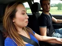 Una esposa sexy recibe una bofetada en su amplio hentai madre e hijo culo en unas sábanas por su hijastro