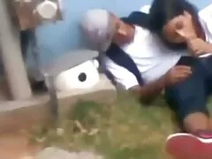 Una rubias nalgonas xxx pelirroja se quita el atuendo mientras está afuera al sol