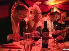 Todo el mundo comparte las grandes paja xxx pollas de stripper en una gran fiesta