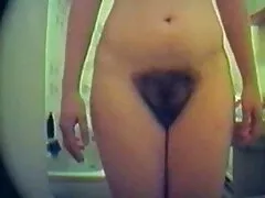 Morena sensual con salieri xxx tatuajes calientes está haciendo una mamada muy caliente