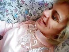 Una enana xxx morena de tetas pequeñas lo está haciendo con tres hombres en el bosque