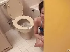 Una perra brasileñas xxx con medias blancas y tacones altos es follada duro