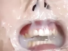 Pequeña dama sexo gratis xxx con tetas pequeñas es golpeada por su compañero