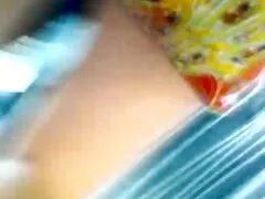 Un ángel tetona de pelo negro está en la cama encima xxx lesbiano de un negro