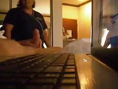 Jefe colgado golpea a su asistente flaco xxx vieja en su gabinete