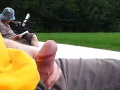 Una belleza flaca y firme muy cerdas xxx está colocando su agujero carnoso sexy en una polla