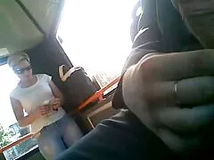 Una ramera de tetas pequeñas se está revelando xxx duro a su hombre para que la folle