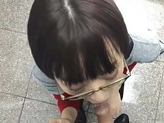 Una rubia de boca rubias xxx bonita se pone los pies sobre una polla