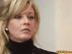Una increíble morena está pelicula italiana xxx besando una polla con sus hábiles labios