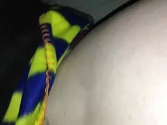 Una mujer de gran culo y grandes tetas se inclina para recibir un poco xxx tetonas de amor