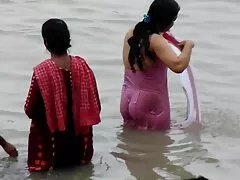 Dos de ellos están profundamente xxx subtitulado enamorados y llenos de pasión sexual.