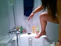 Una zorra tetona está mucama xxx en unas sábanas, recibiendo una gran polla dura