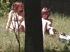 Una rubia a la que le encanta actuar sobre la mesa está siendo xxx petardas embestida