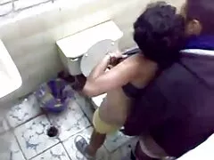 Morena amateur con xxx caseras grandes tetas falsas está chupando una gran polla