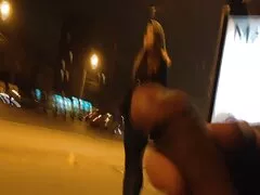Una rubia de tetas pequeñas se xxx pareja burla de su coño mojado en el sofá