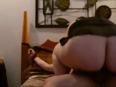 Una sexo vaginal xxx rubia abre las piernas frente a la cámara mientras está sola