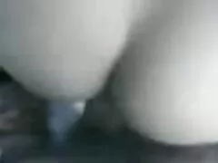 Un par de zorras está con un chico, xxx maduras haciendo un trío sobre la cama