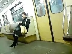 Una chica de grandes tetas xxx mucha leche está en el banco, siendo follada por el coño