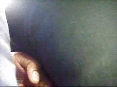 Una nena de cabello negro está recibiendo una polla en su coño mojado en esta xxx peladas escena