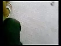 Nena de cabello dorado está dando una mamada en el autobús bang xxx de sirvientas