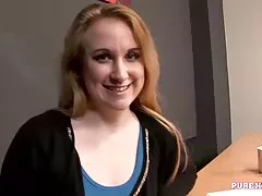 BBW con piel xxx mujeres violadas negra es humillada en las sábanas blancas de la nieve