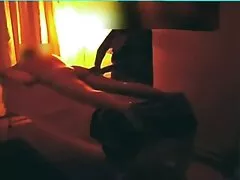 Amateur con tatuajes en su cuerpo xxx vírgenes flaco recibe un golpe en el coño